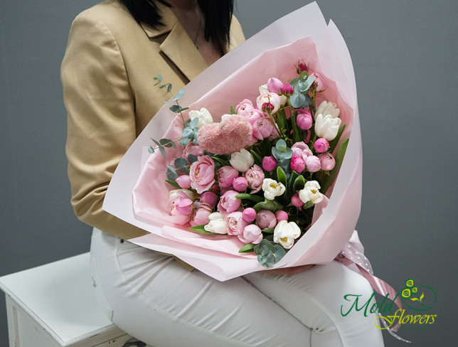 Buchet cu trandafiri Silva Pink si lalele albe foto